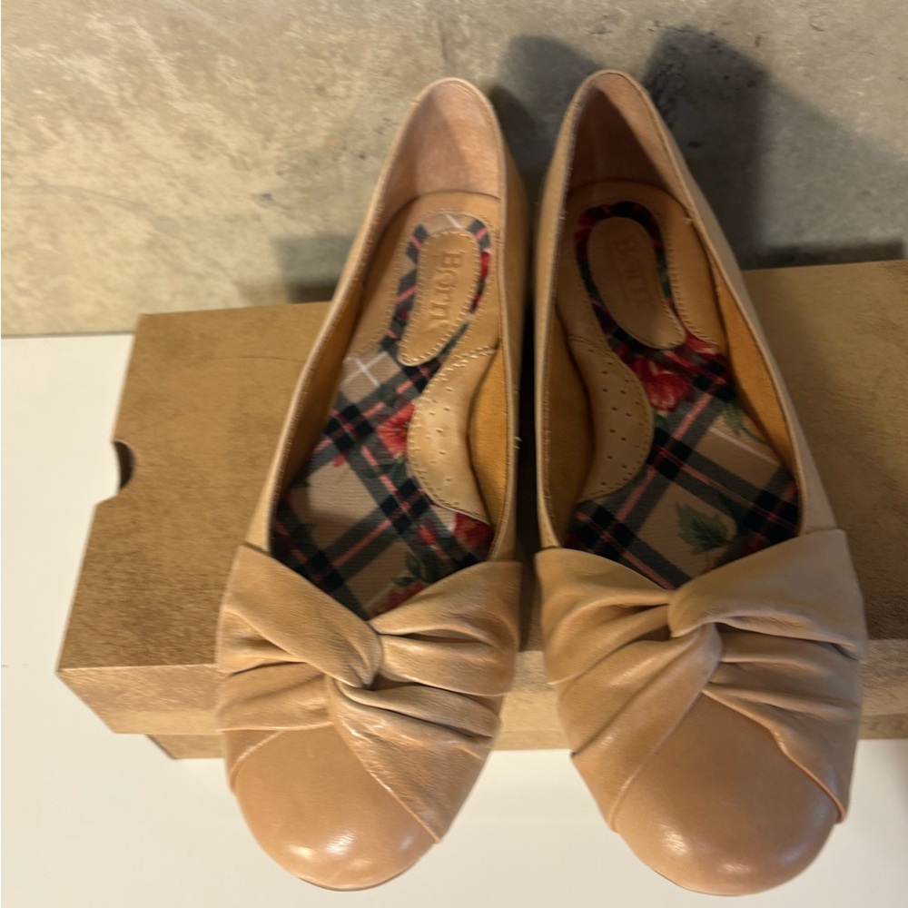 NWT New in Box Born Tan Lilly Flats Loafers size 9